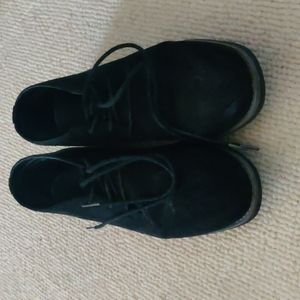 Black casual shoes